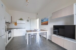 Een koelkast, een oven, een kookplaat, een vaatwasser