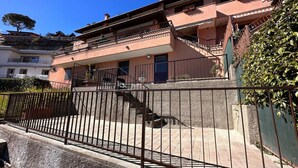 Un edificio de varios pisos con una escalera que sube a los pisos superiores.