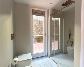 Dusche, Haartrockner, Bidet, Handtücher
