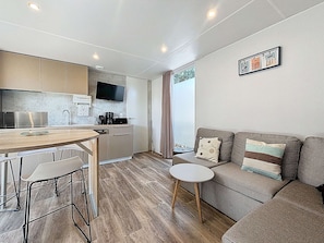 TV - Luxury 6-Person Mobile Home, 200m from Beach, Pool, Fitness, and More (Jullouville)
