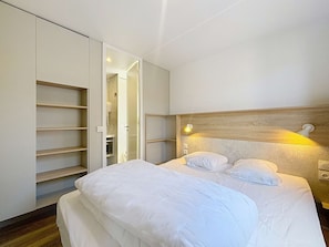 3 bedrooms, free WiFi - Luxury 6-Person Mobile Home, 200m from Beach, Pool, Fitness, and More (Jullouville)