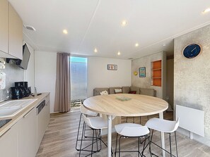 Dining - Luxury 6-Person Mobile Home, 200m from Beach, Pool, Fitness, and More (Jullouville)