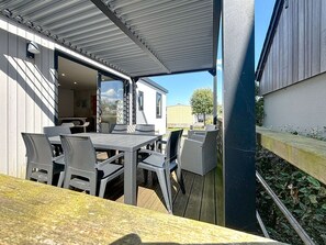 Outdoor dining - Luxury 6-Person Mobile Home, 200m from Beach, Pool, Fitness, and More (Jullouville)