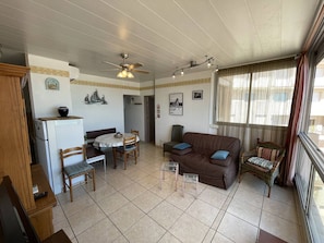 TV - Saint-Cyprien: 2-room cabin, aircon, 6 pers, pets allowed, secure parking (Saint-Cyprien)