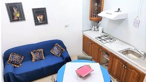 ثلاجة، فرن، غلّاية كهربائية، محمصة خبز