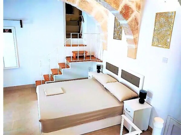 1 bedroom, desk, WiFi