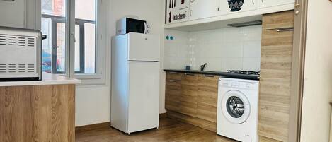 Kylskåp, mikrovågsugn, ugn och spishäll