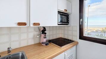 Een oven, een koffiezetapparaat/waterkoker, een broodrooster