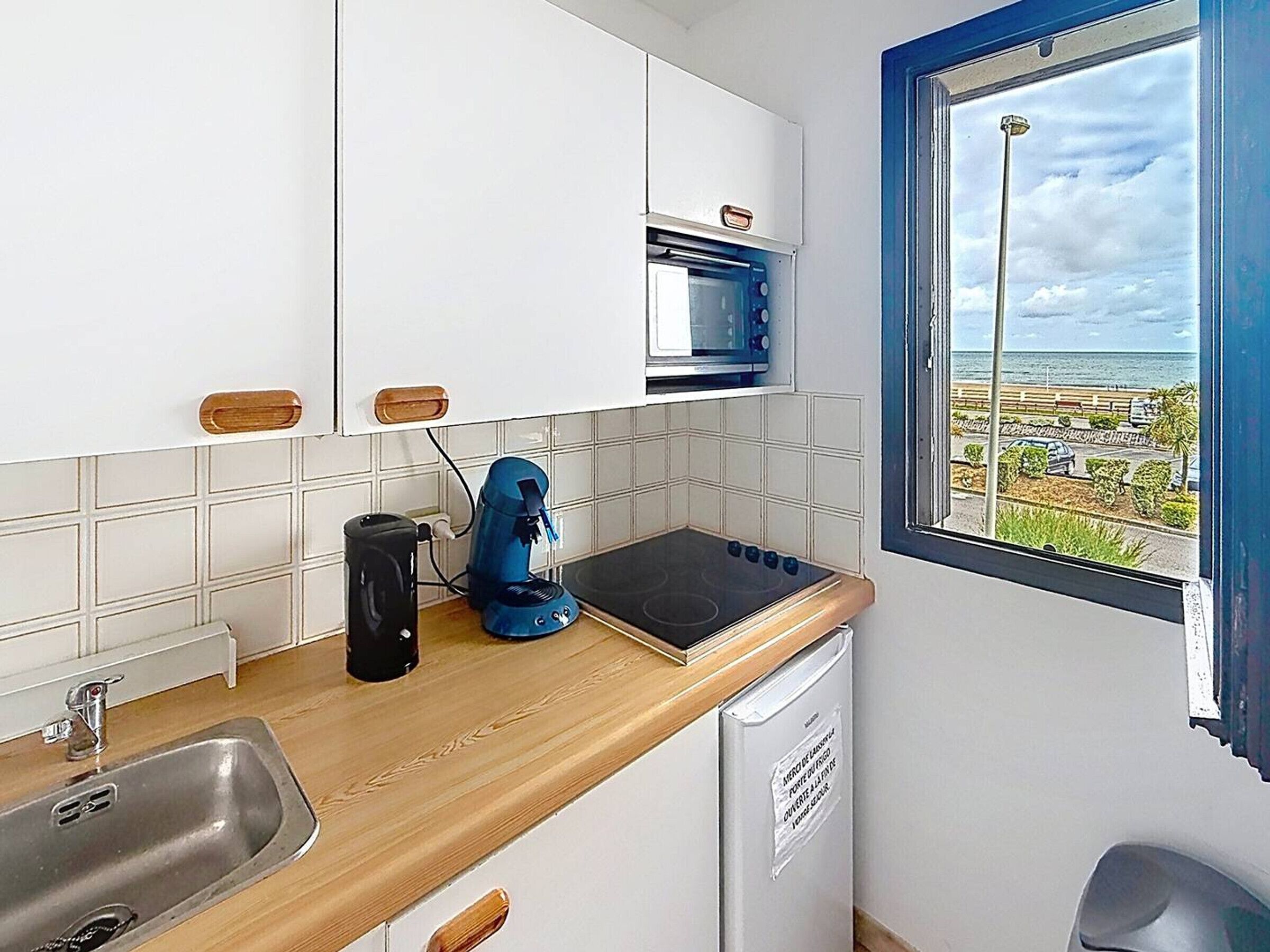 Oven, coffee/tea maker, toaster