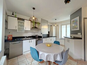 Fridge, oven, stovetop, dishwasher