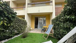 Unclassified image, 5 of 11, button - Beachfront Studio with Garden, Parking & Close to Town Center (Saint-Georges-de-Didonne)