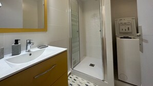 Unclassified image, 3 of 11, button - Beachfront Studio with Garden, Parking & Close to Town Center (Saint-Georges-de-Didonne)