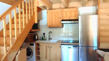 Réfrigérateur, micro-ondes, plaque de cuisson, lave-vaisselle