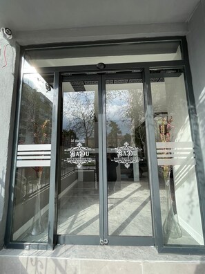 Vista frontal de la propiedad