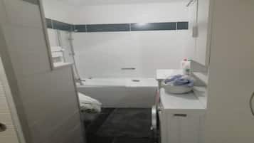 Serviettes fournies, savon, papier toilette