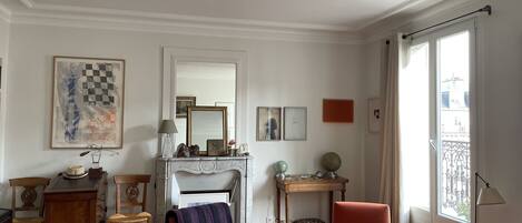 Smart TV, DVD player, books, stereo