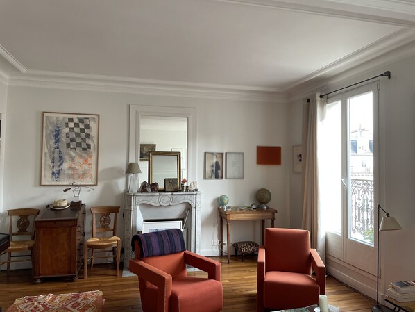 スマートテレビ、DVD プレーヤー、書庫、ステレオ