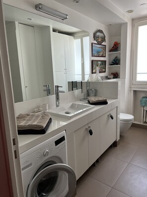 Douche, sĂšche-cheveux, serviettes fournies, savon