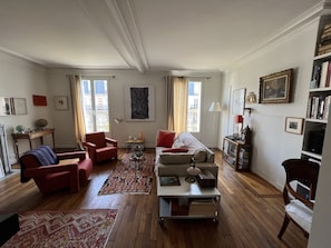 TV connectée, lecteur de DVD, livres, chaßne hi-fi