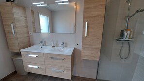 Dusche, Haartrockner, Handtücher, Toilettenpapier