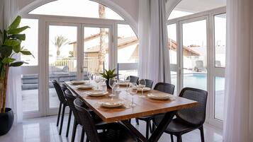 Classic Apartment | Makan dalam bilik