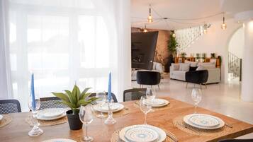 Classic Apartment | Makan dalam bilik