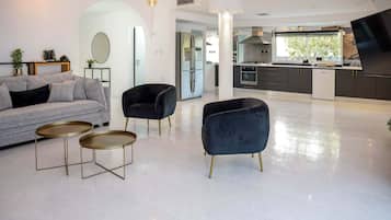 Classic Apartment | Ruang tamu | 37 inci televisyen skrin rata dengan satelit, TV