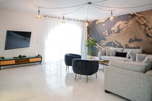 Appartamento Classic | Area soggiorno | TV a schermo piatto 37 pollici con canali satellitari, TV