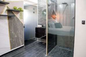 Appartamento Classic | Bagno | Doccia, soffione a pioggia, asciugamani, carta igienica