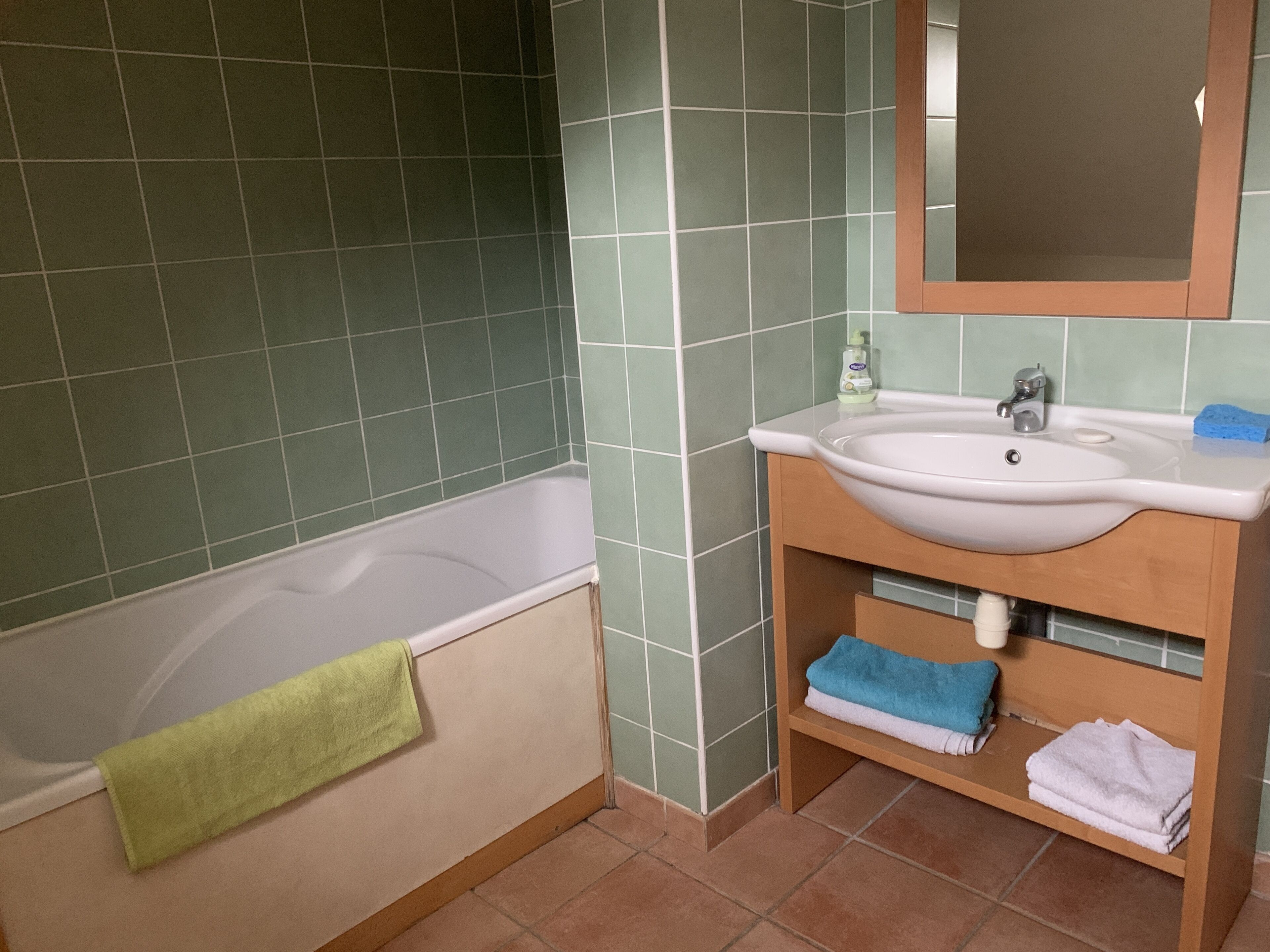 Sèche-cheveux, serviettes fournies, savon