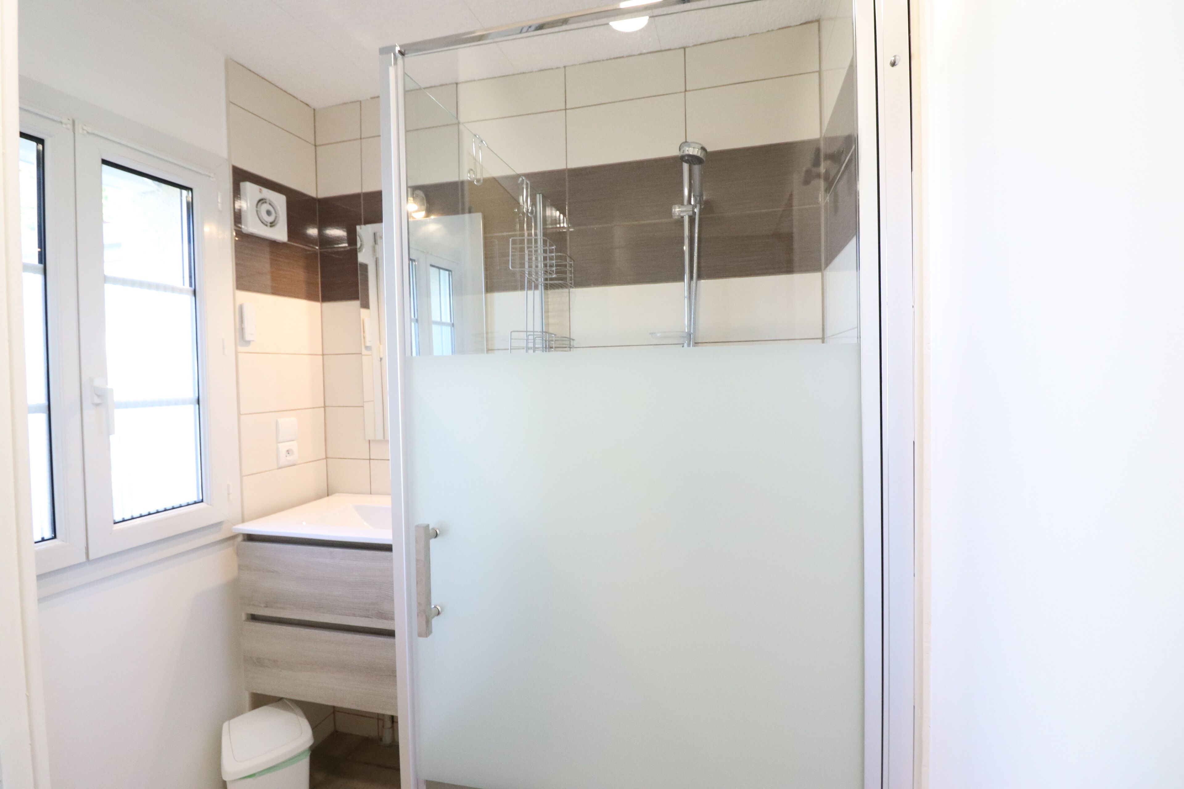 Shower, hair dryer, toilet paper