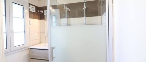 Regadera, secadora de cabello, papel de baño