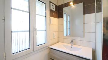 Douche, sèche-cheveux, papier toilette