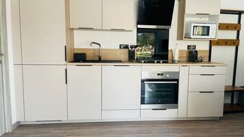 Micro-ondes, plaque de cuisson, lave-vaisselle, cafetiĂšre/bouilloire