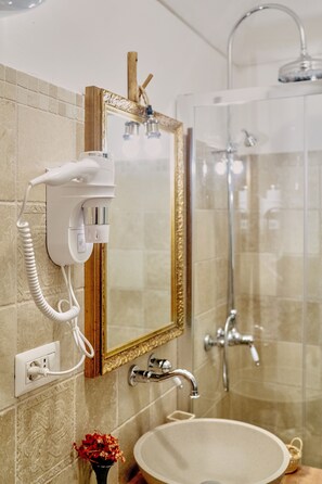 Dusche, kostenlose Toilettenartikel, Haartrockner, Bidet