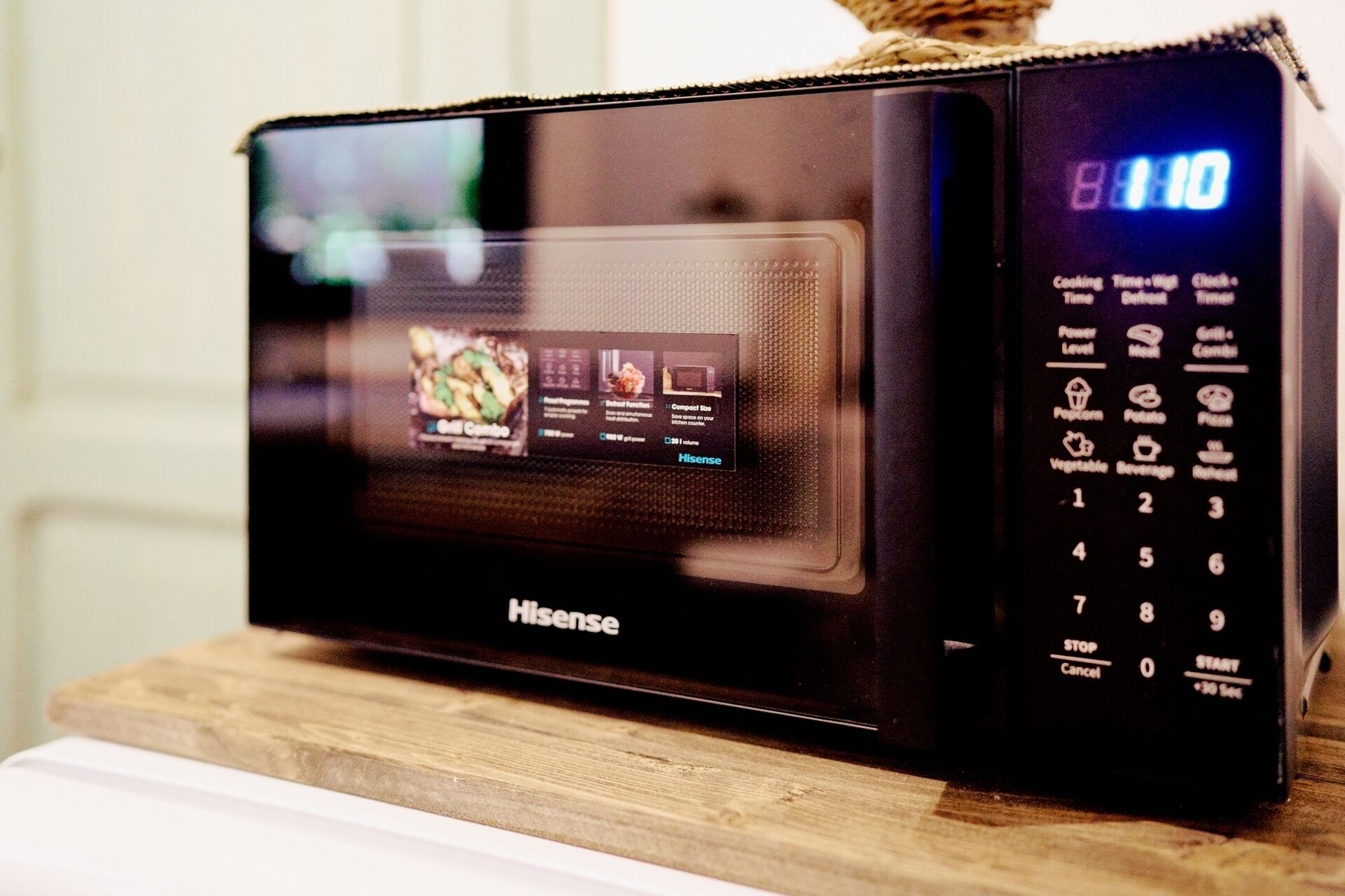 Un four à micro-ondes Hisense posé sur une surface en bois.