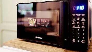 Un four à micro-ondes Hisense posé sur une surface en bois.