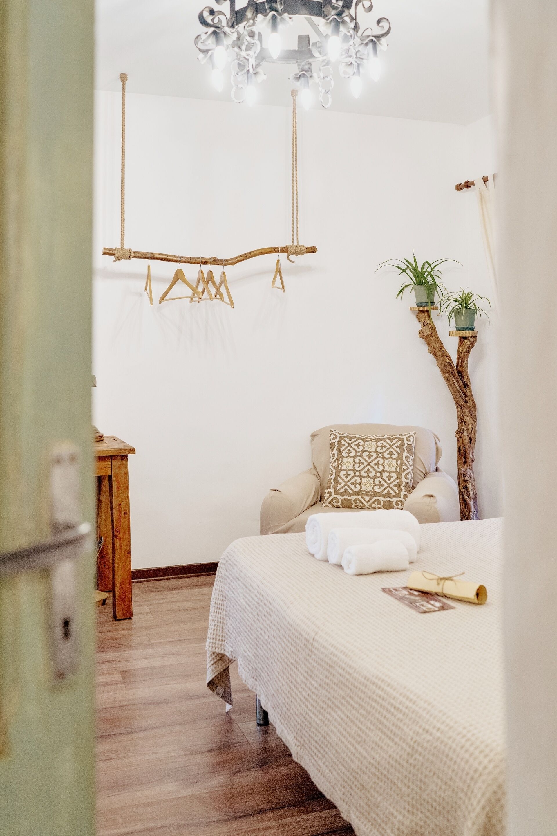 2 habitaciones, escritorio, tabla de planchar con plancha y wifi gratis 