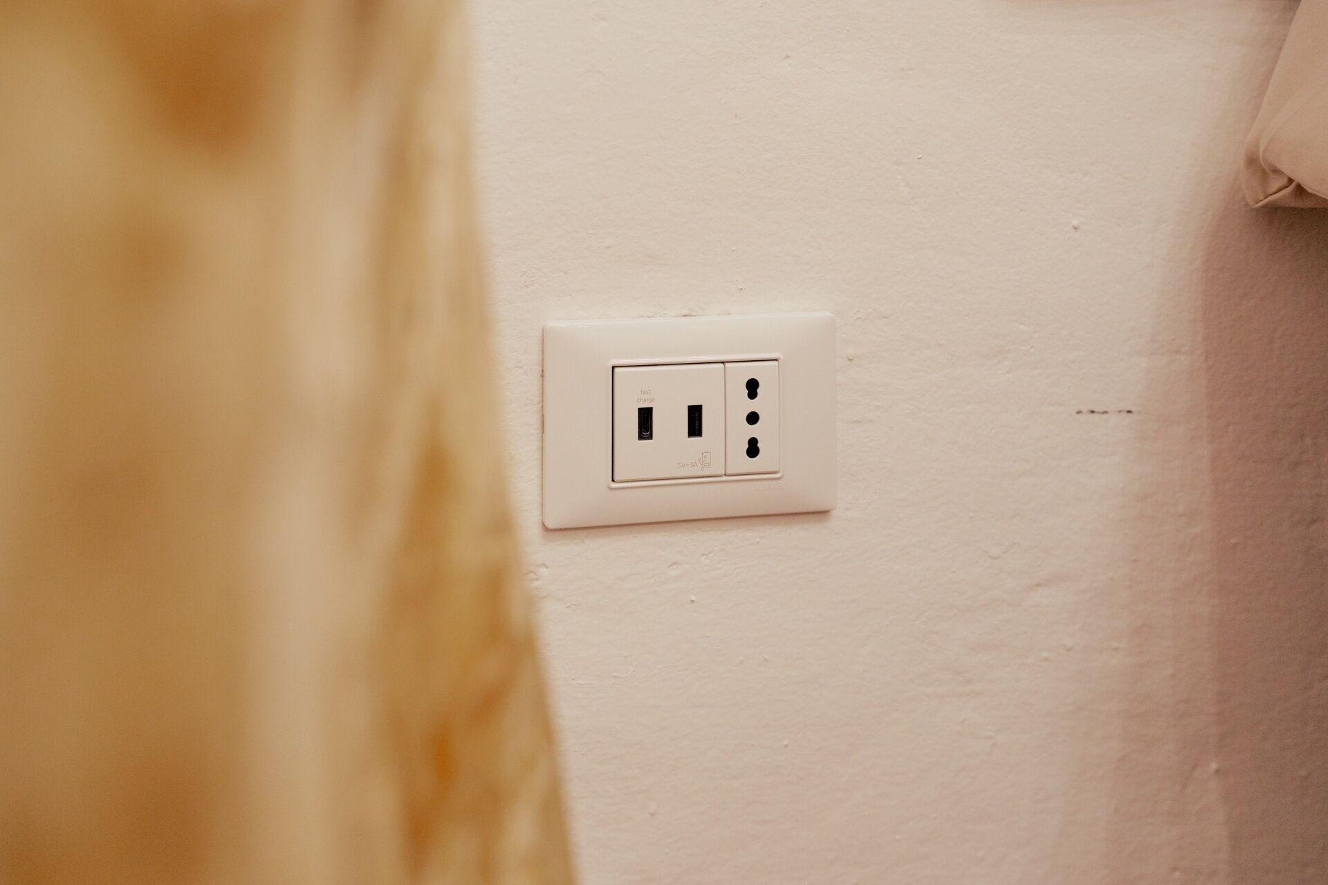 Een witte stopcontact op een muur.