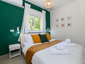 Apartamento básico | 4 quartos, cofres nos quartos, escrivaninha