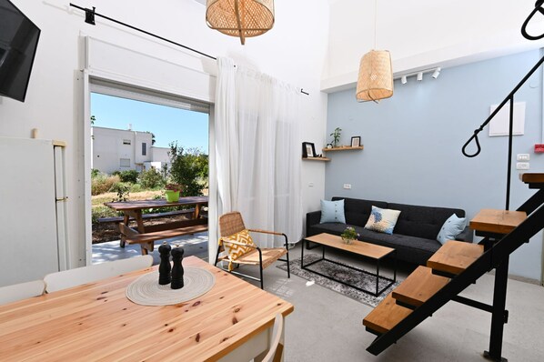 基本公寓 | 客廳 | 37 吋平面電視連衛星電視頻道、電視