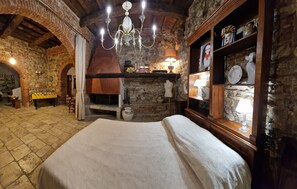 1 slaapkamer, een kluis op de kamer, een bureau