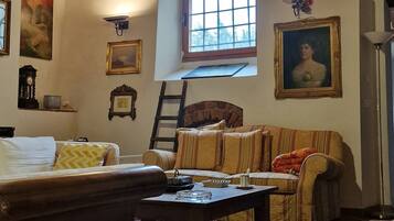 Smart-TV, Kamin, Videospiele, DVD-Player