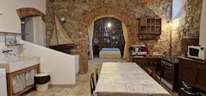 Frigorifero, microonde, forno, piano cottura