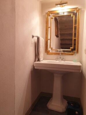 Regadera, amenidades de baño ecológicas, secadora de cabello, bidet 