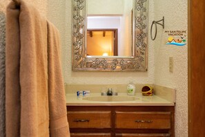 Bathtub - Casa Lopaz: Spacious 4-Bedroom Rental.  Perfect for Families! (San Felípe)