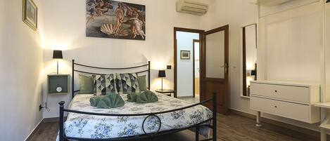 3 Schlafzimmer, Zimmersafe, Schreibtisch, Bügeleisen/Bügelbrett