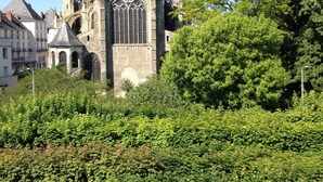 A historic church with a prominent tower and large arched windows. - Magnificent view, hyper center apartment (Tours)