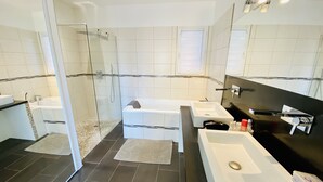 A modern bathroom with a glass-enclosed shower, a bathtub, and two sinks. - 180 M2 architect-designed villa near Montpellier and beaches (Lattes)