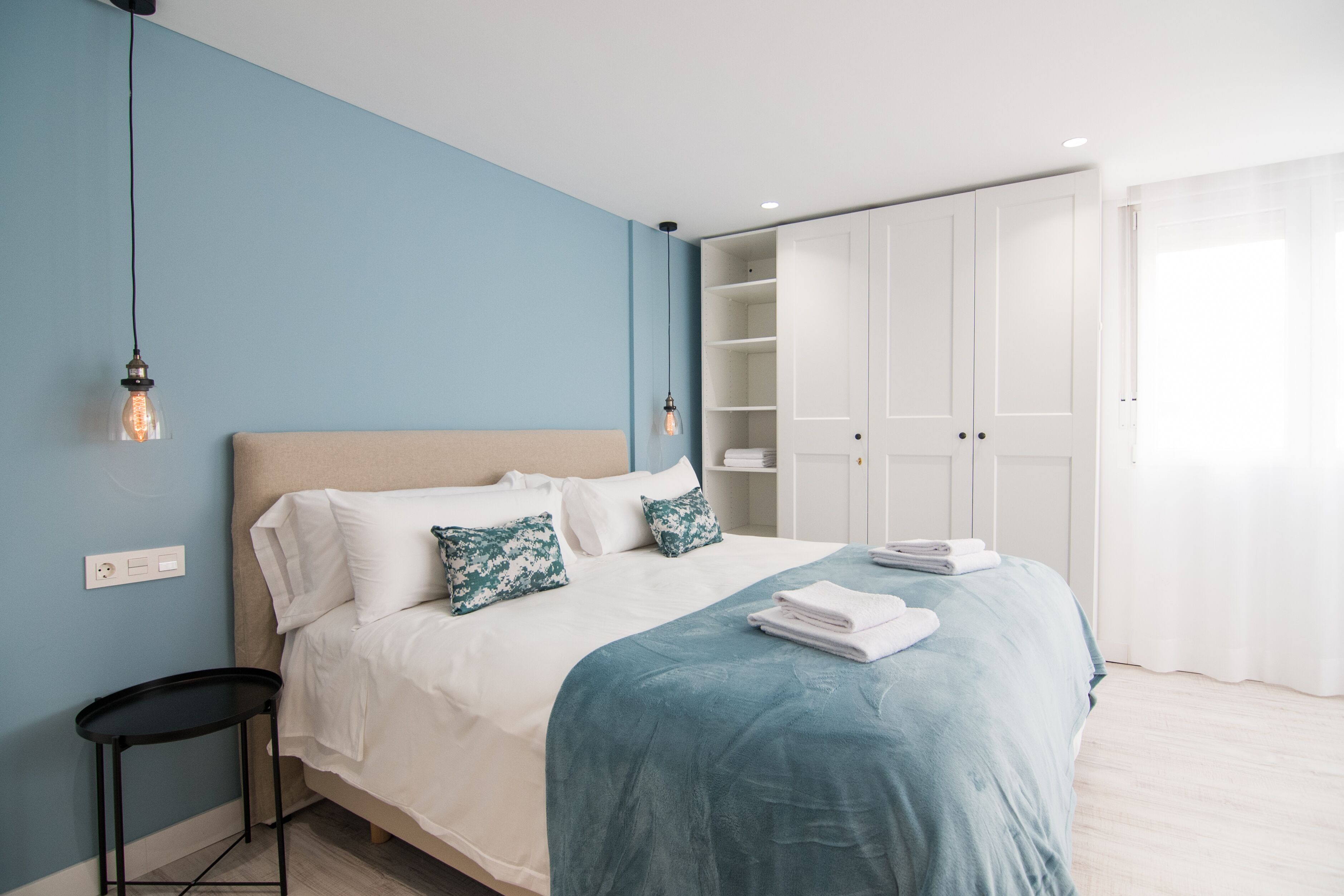 3 habitaciones, tabla de planchar con plancha, wifi y ropa de cama 